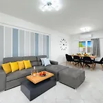 Luminosa Luxury Villa